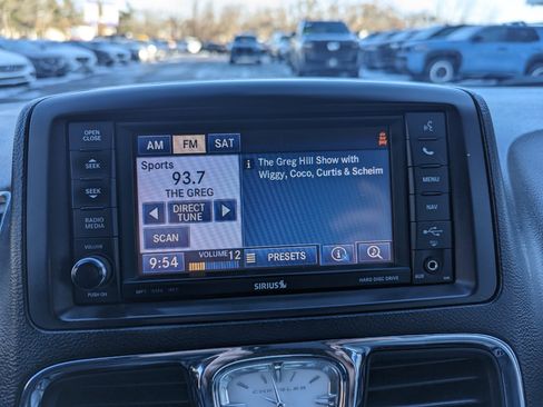 Used 2013 Chrysler Town & Country Touring image 21