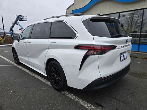 Used 2021 Toyota Sienna LE image 3