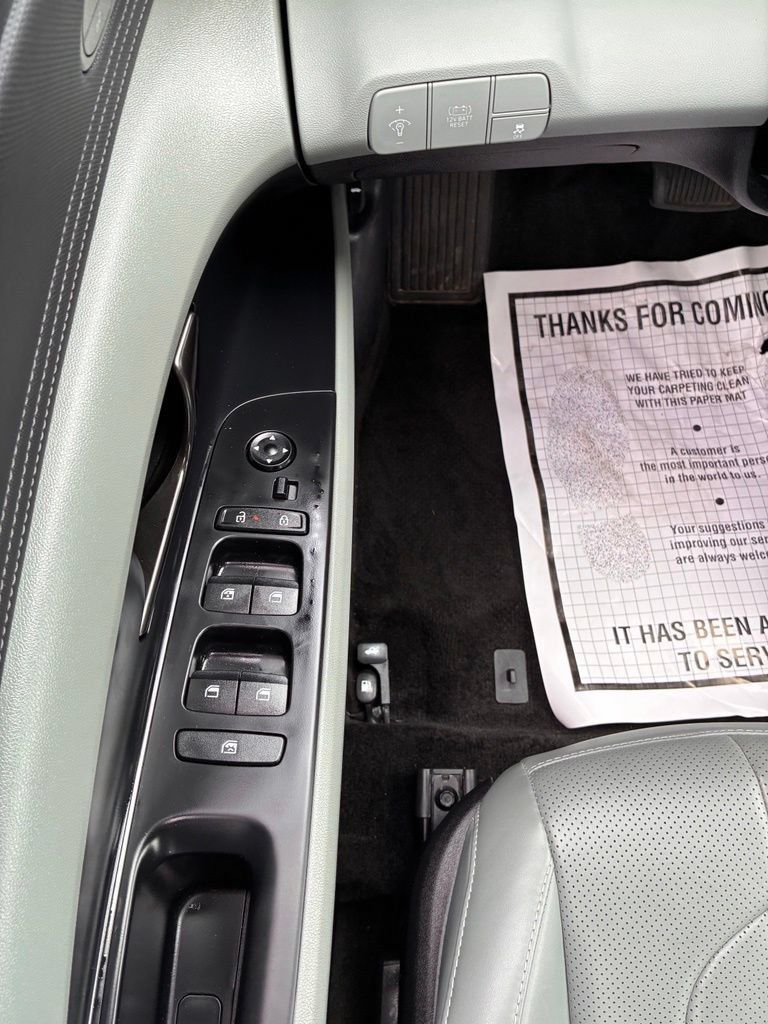 Used 2025 Hyundai Elantra Limited w/ Cargo Package FWD image 29