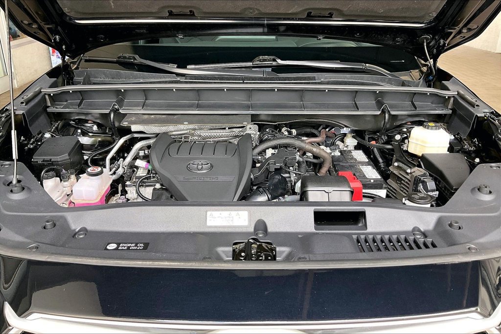 Used 2025 Toyota Highlander LE FWD image 28