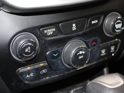 Used 2014 Jeep Cherokee Latitude FWD image 23