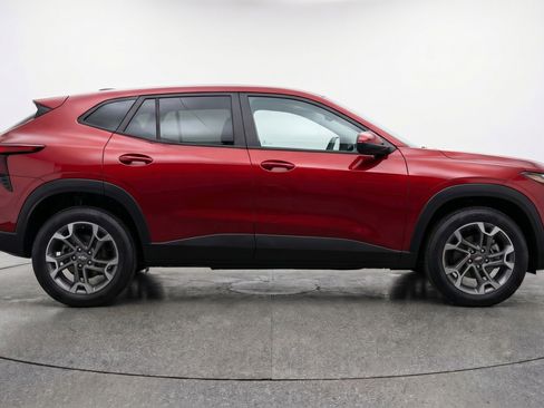 Used 2025 Chevrolet Trax LT FWD image 11
