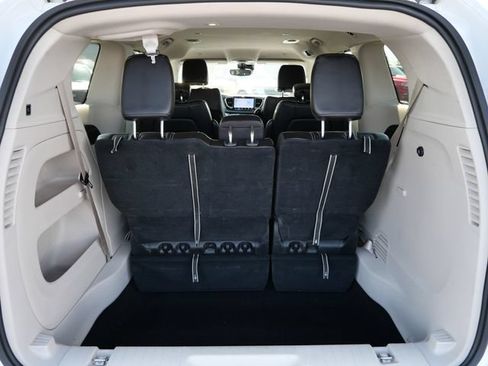 Used 2023 Chrysler Pacifica Touring-L FWD image 6