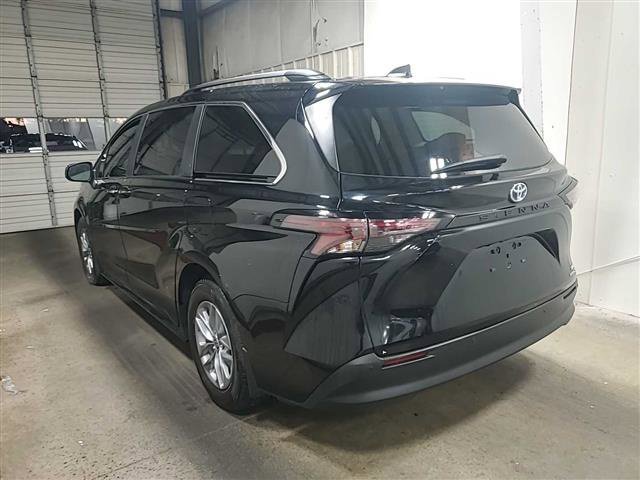 Used 2024 Toyota Sienna XLE FWD image 16