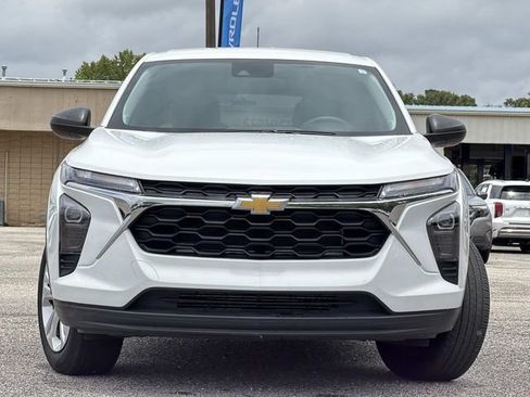 Used 2025 Chevrolet Trax LS FWD image 4