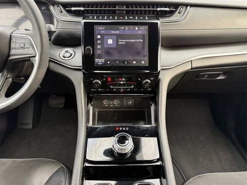 Used 2023 Jeep Grand Cherokee Altitude image 11
