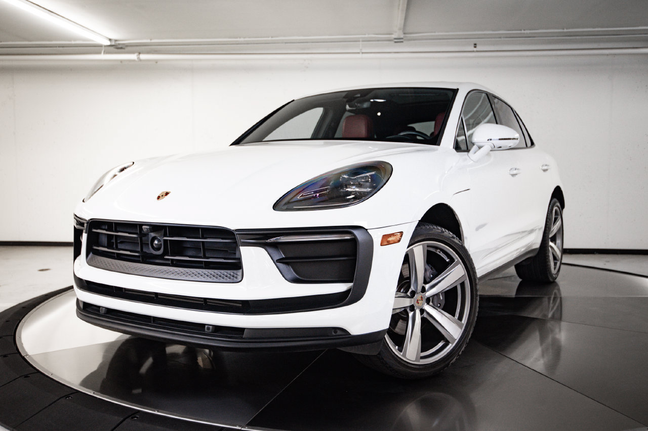 Certified 2024 Porsche Macan AWD/4WD image 1