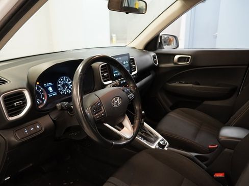 Used 2021 Hyundai Venue image 6