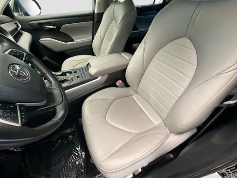 Used 2022 Toyota Highlander XLE AWD/4WD image 11