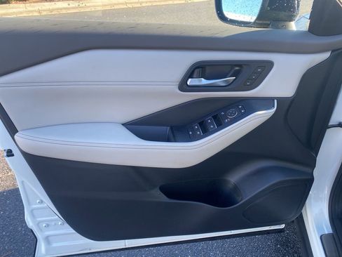 Used 2023 Nissan Rogue SL w/ SL Premium Package image 10