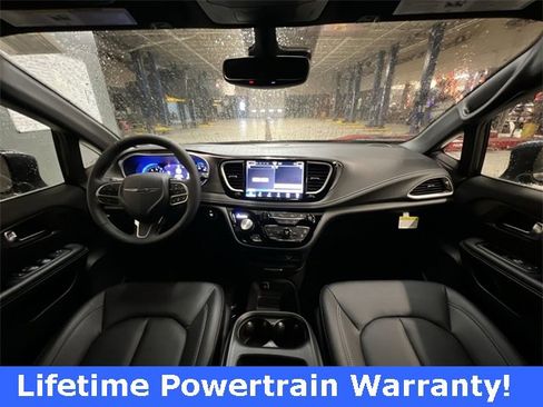 New 2026 Chrysler Pacifica Select image 14