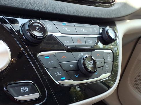 Used 2023 Chrysler Pacifica Touring-L FWD image 15