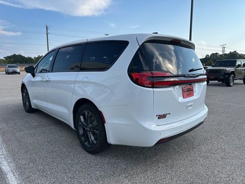 New 2026 Chrysler Pacifica Select image 5