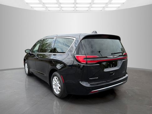 Used 2024 Chrysler Pacifica Touring-L image 4