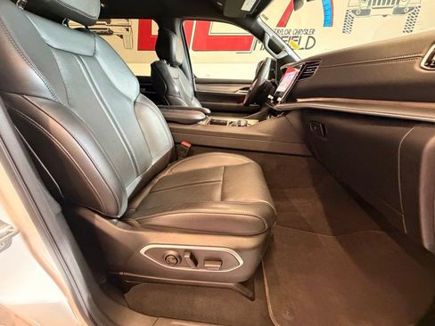 Used 2025 Jeep Wagoneer 4WD image 21