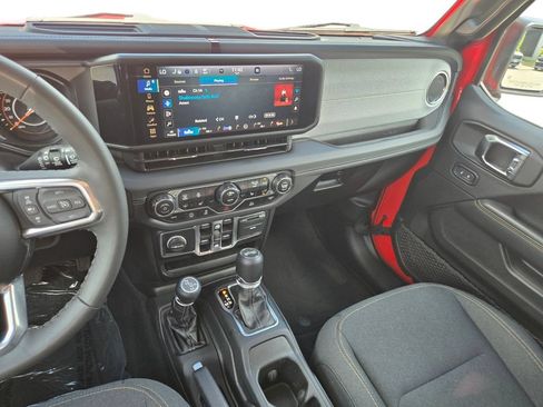 Used 2025 Jeep Wrangler Unlimited Sahara AWD/4WD image 20