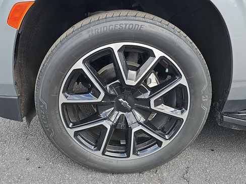 Used 2024 Chevrolet Suburban RST w/ Luxury Package AWD/4WD image 4