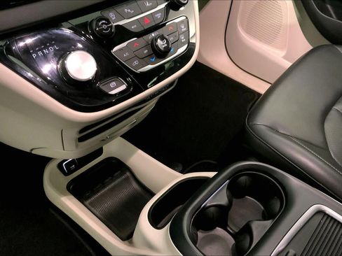 Used 2023 Chrysler Pacifica Touring-L image 17