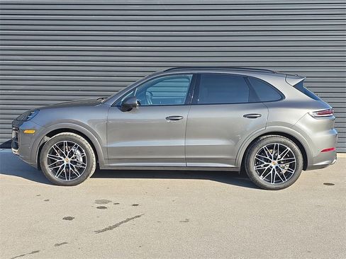 Used 2025 Porsche Cayenne image 2