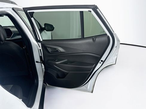Used 2025 Chevrolet Trax LT FWD image 29