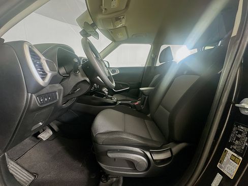 Used 2025 Kia Soul LX w/ LX Technology Package FWD image 13