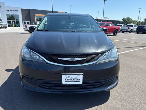 Used 2017 Chrysler Pacifica Touring FWD image 8