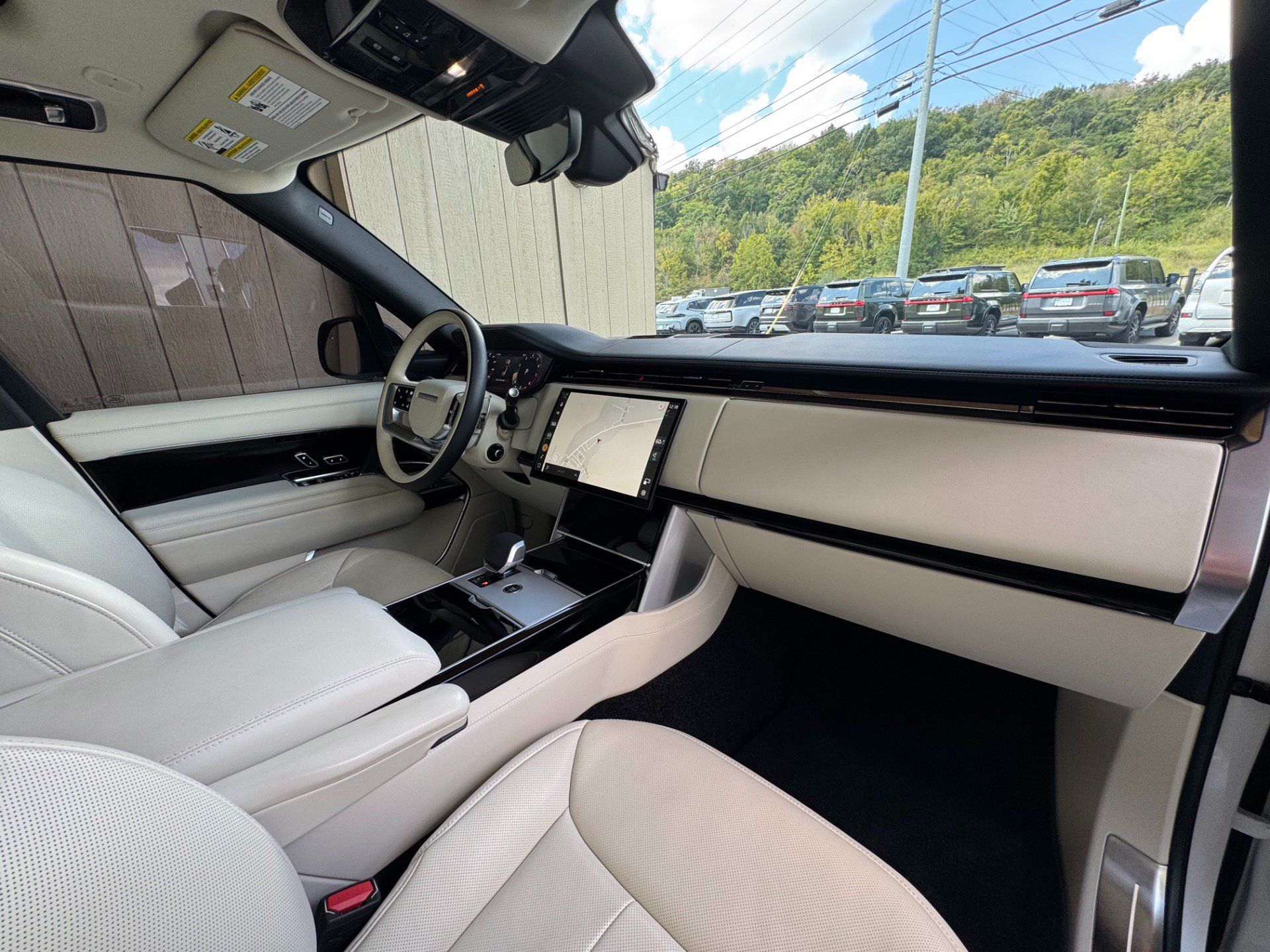 Used 2025 Land Rover Range Rover SE AWD/4WD image 19