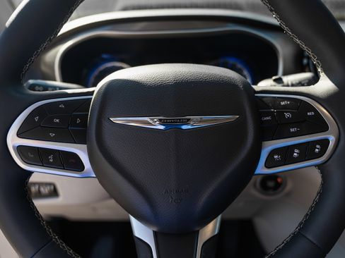 Used 2024 Chrysler Pacifica Touring-L image 15