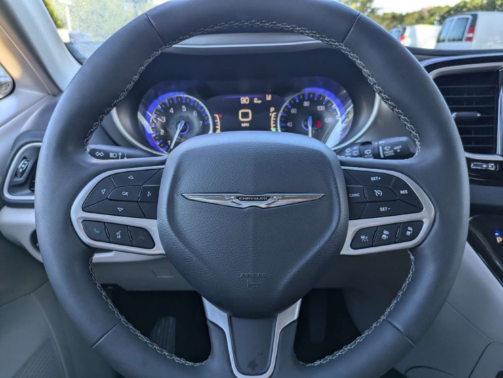 Used 2024 Chrysler Pacifica Touring-L FWD image 26
