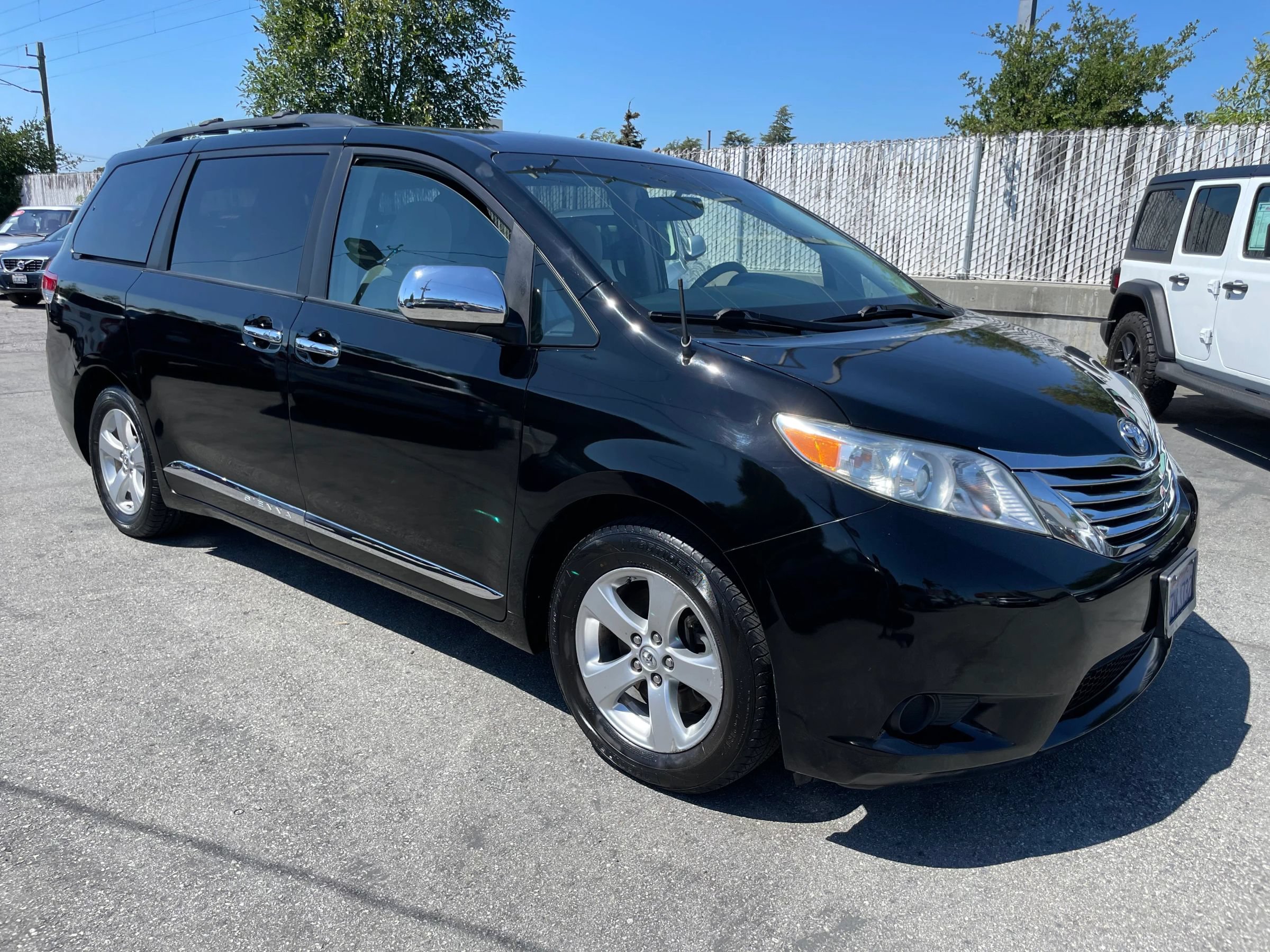 Used 2013 Toyota Sienna LE FWD image 1