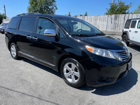 Used 2013 Toyota Sienna LE FWD image 1