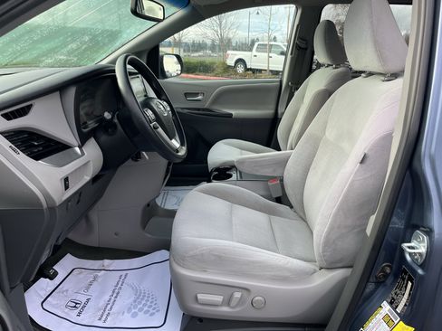 Used 2017 Toyota Sienna LE image 10
