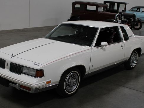 Used 1988 Oldsmobile Cutlass Supreme Classic Brougham RWD image 3