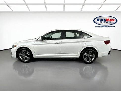 Used 2024 Volkswagen Jetta SE w/ Panoramic Sunroof Package image 9