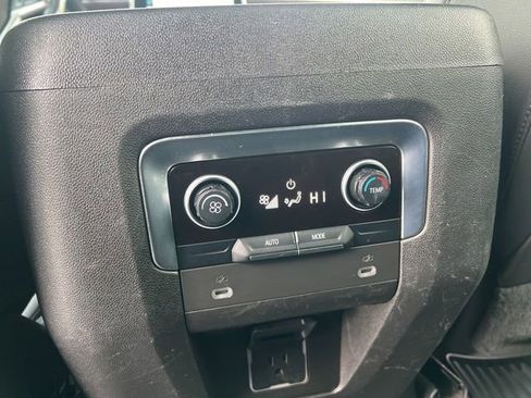 Used 2022 Chevrolet Suburban Z71 image 31