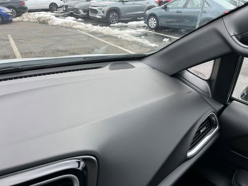 Used 2025 Chrysler Pacifica Select image 38