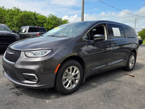 Used 2023 Chrysler Pacifica Touring-L AWD/4WD image 3