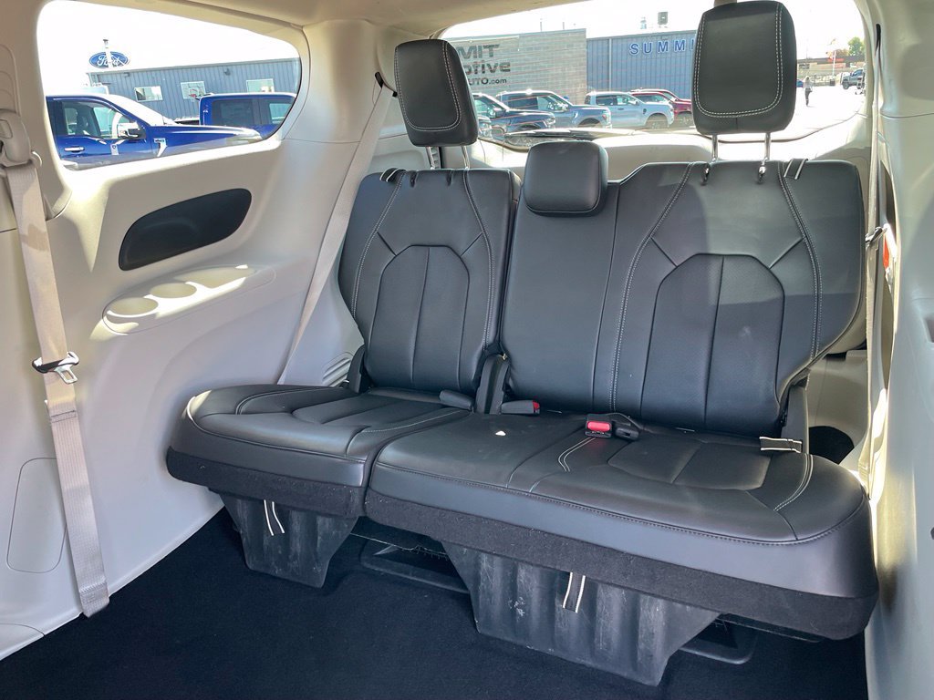 Used 2023 Chrysler Pacifica Touring-L FWD image 9