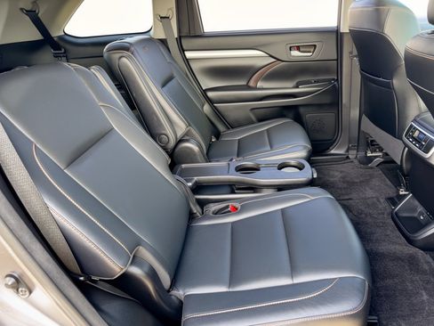 Used 2017 Toyota Highlander XLE FWD image 29