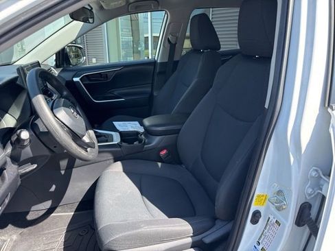 Used 2021 Toyota RAV4 LE AWD/4WD image 11