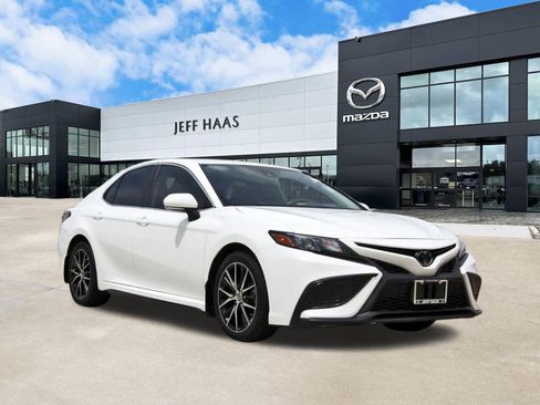 Used 2023 Toyota Camry SE FWD image 4