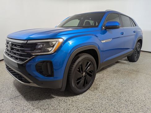 Used 2024 Volkswagen Atlas Cross Sport SE w/ Panoramic Sunroof Package FWD image 3