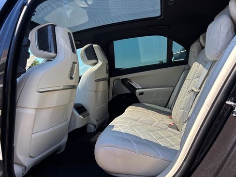 Used 2024 BMW i7 xDrive60 image 24