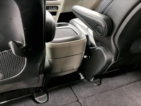 Used 2023 Chrysler Pacifica Touring-L image 29