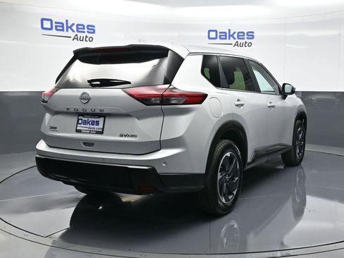 Used 2024 Nissan Rogue SV image 8