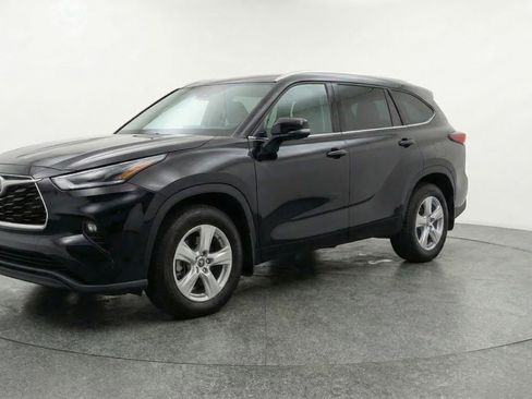 Used 2025 Toyota Highlander LE image 3