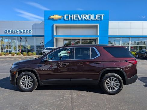 Used 2023 Chevrolet Traverse LT image 2