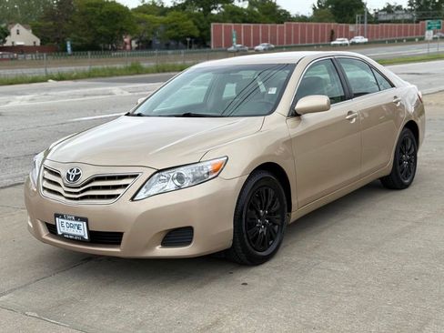 Used 2010 Toyota Camry LE FWD image 1