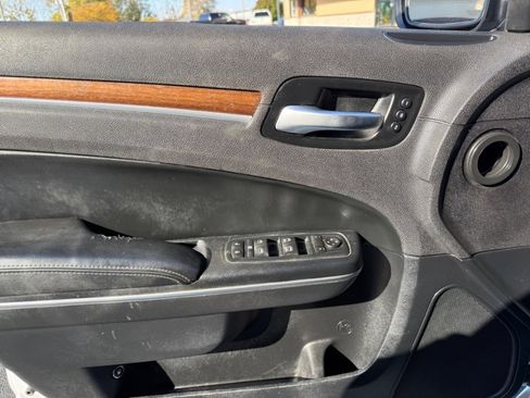 Used 2017 Chrysler 300 C Platinum image 31