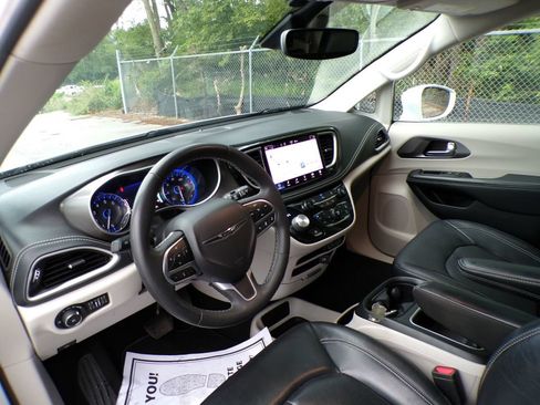 Used 2022 Chrysler Pacifica Touring-L FWD image 11